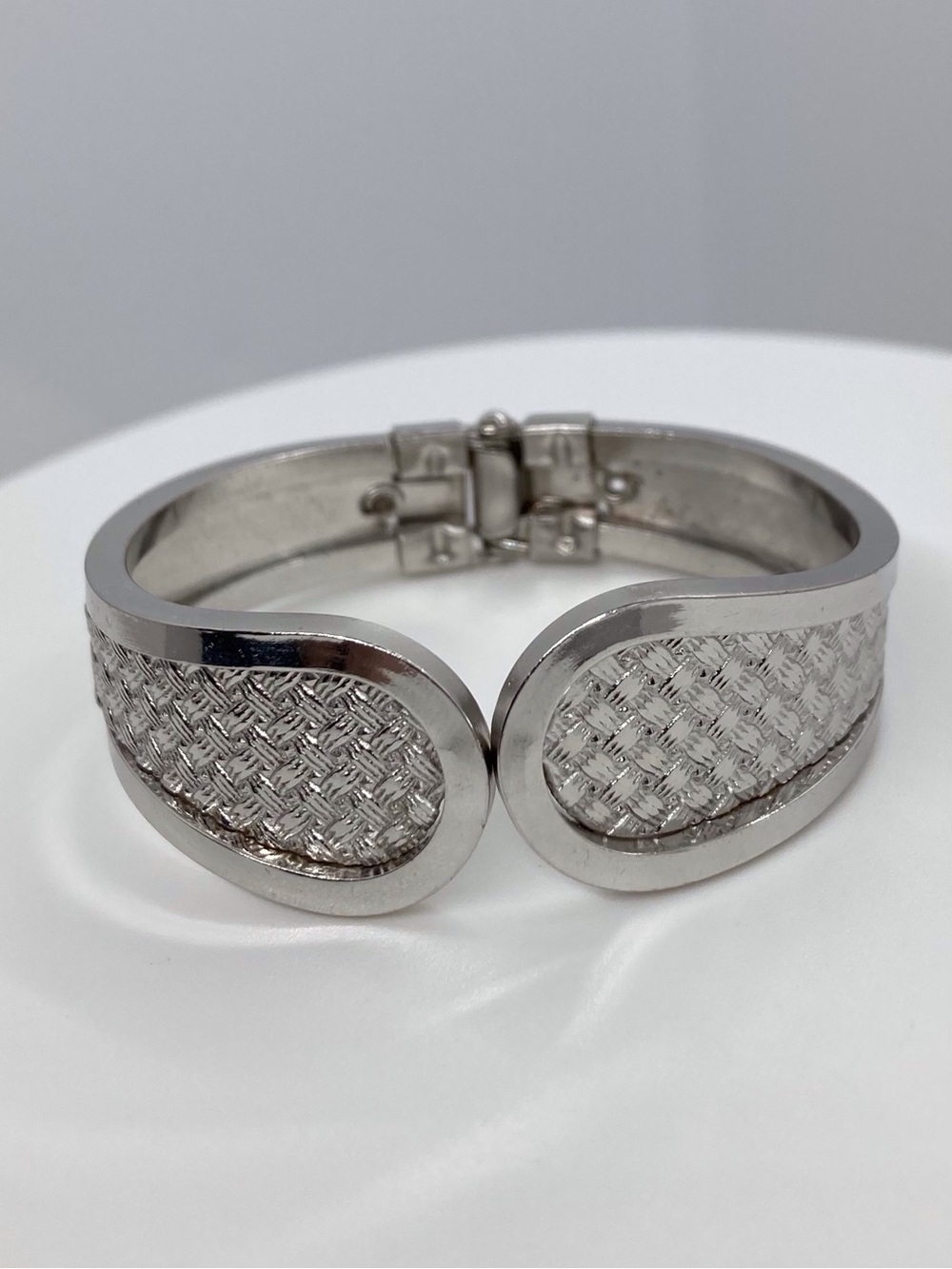 5.5” Wrist Vintage Hinged Clamper Bangle Bracelet Silver Tone Basket Weave